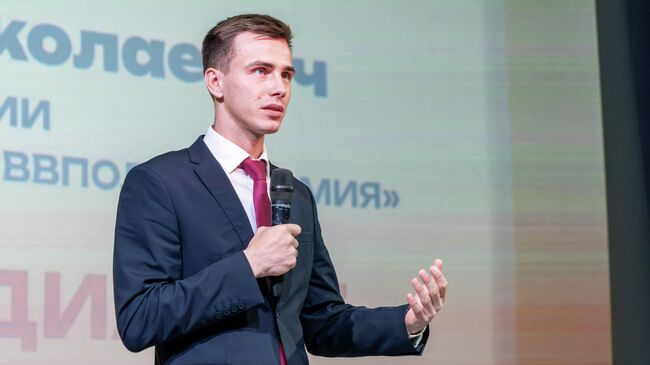 Герой России, начальник главного штаба ВВПОД Юнармия Владислав Головин на открытом диалоге с орлятами