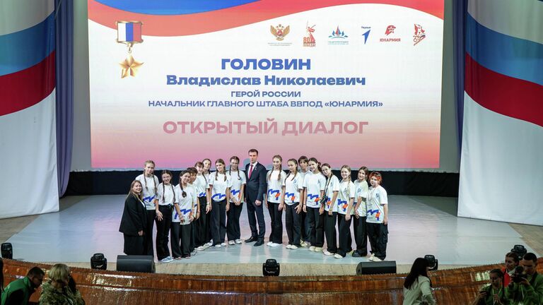 Орлята на открытом диалоге с Героем России, начальником главного штаба ВВПОД Юнармия Владиславом Головиным