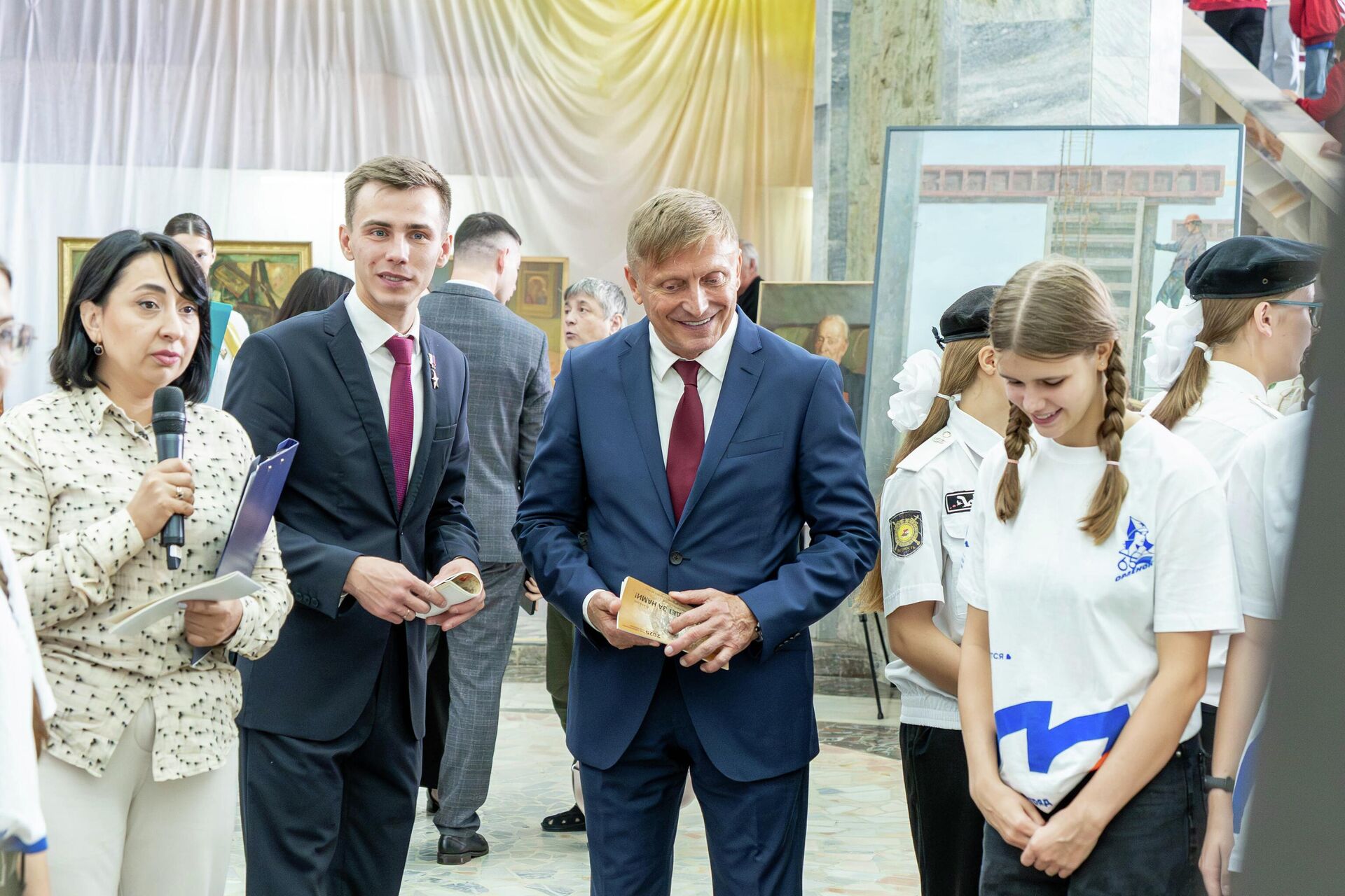 Герой России, начальник главного штаба ВВПОД ЮнармияВладислав Головин с директором ВДЦ Орлёнок Александром Джеусом на открытии выставки Победа будет за нами - РИА Новости, 1920, 18.12.2025