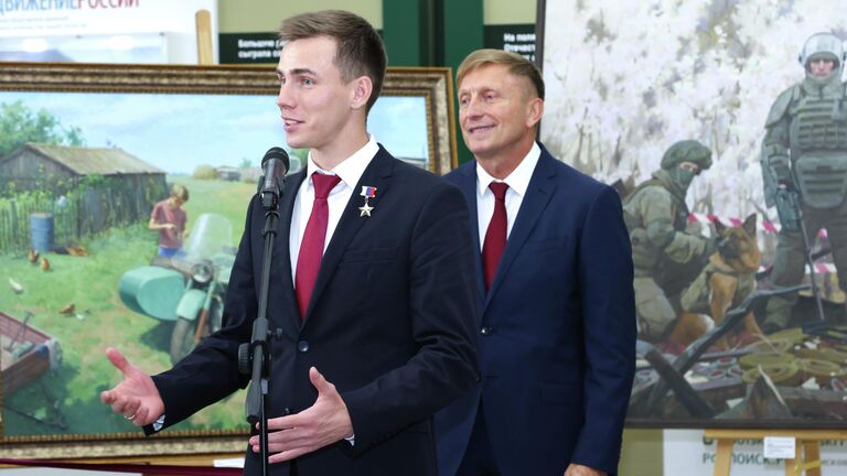 Герой России, начальник главного штаба ВВПОД Юнармия Владислав Головин с директором ВДЦ Орлёнок Александром Джеусом на открытии выставки Победа будет за нами