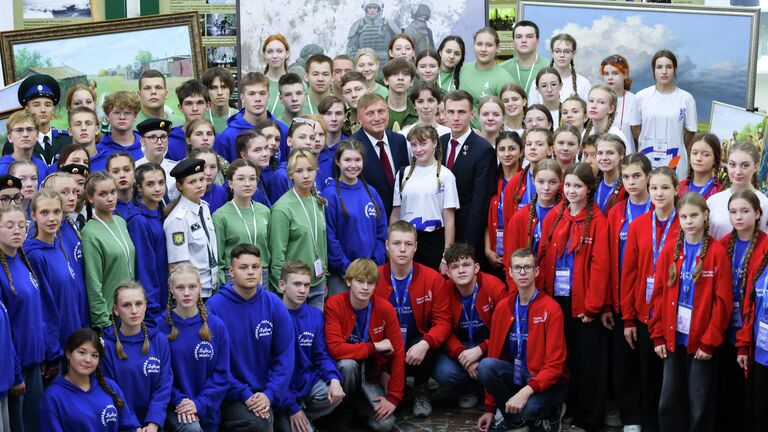 Герой России, начальник главного штаба ВВПОД Юнармия Владислав Головин с директором ВДЦ Орлёнок Александром Джеусом на открытии выставки Победа будет за нами