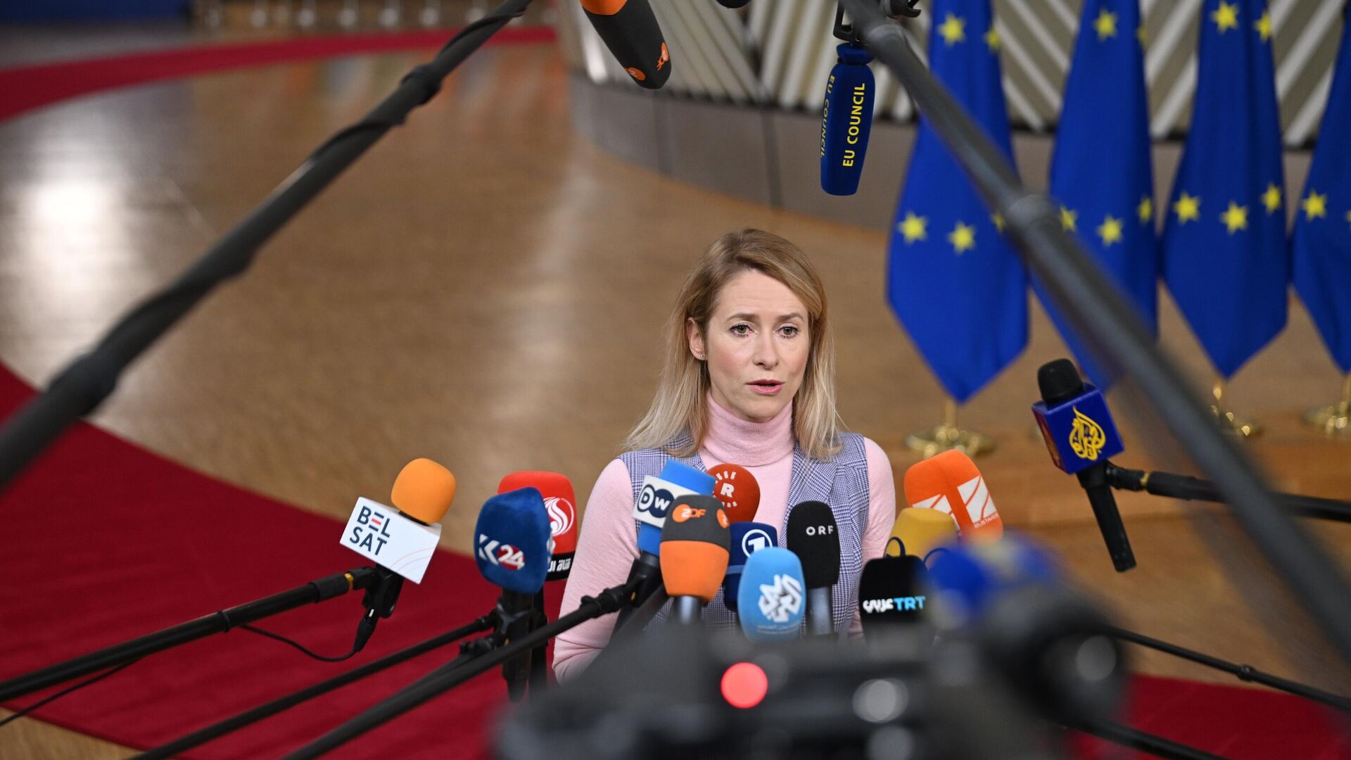 Глава дипломатии ЕС Кая Каллас общается с представлителями СМИ перед саммитом ЕС в Брюсселе, Бельгия - РИА Новости, 1920, 18.12.2025
