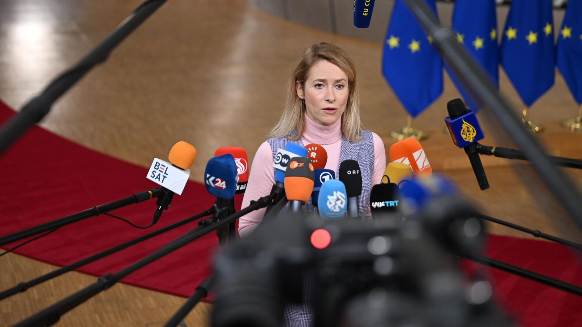 Глава дипломатии ЕС Кая Каллас общается с представлителями СМИ перед саммитом ЕС в Брюсселе, Бельгия - РИА Новости, 1920, 18.12.2025
