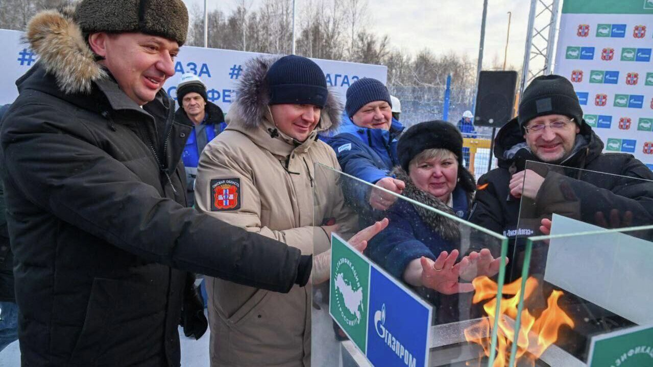 Губернатор Хоценко дал старт подаче газа на севере Омской области - РИА Новости, 1920, 18.12.2025