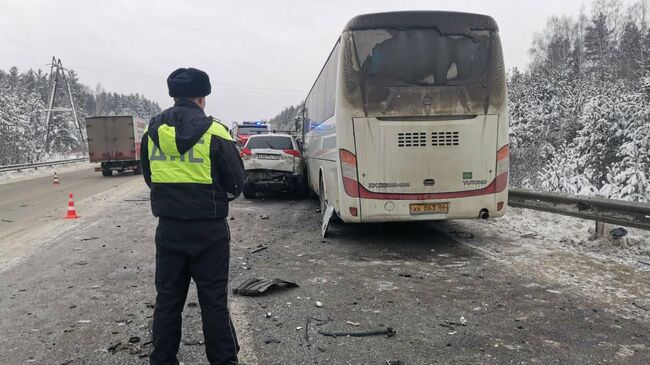 Последствия ДТП с двумя легковыми автомобилями и автобусом на дороге Екатеринбург-Реж-Алапаевск в Свердловской области. 18 декабря 2025