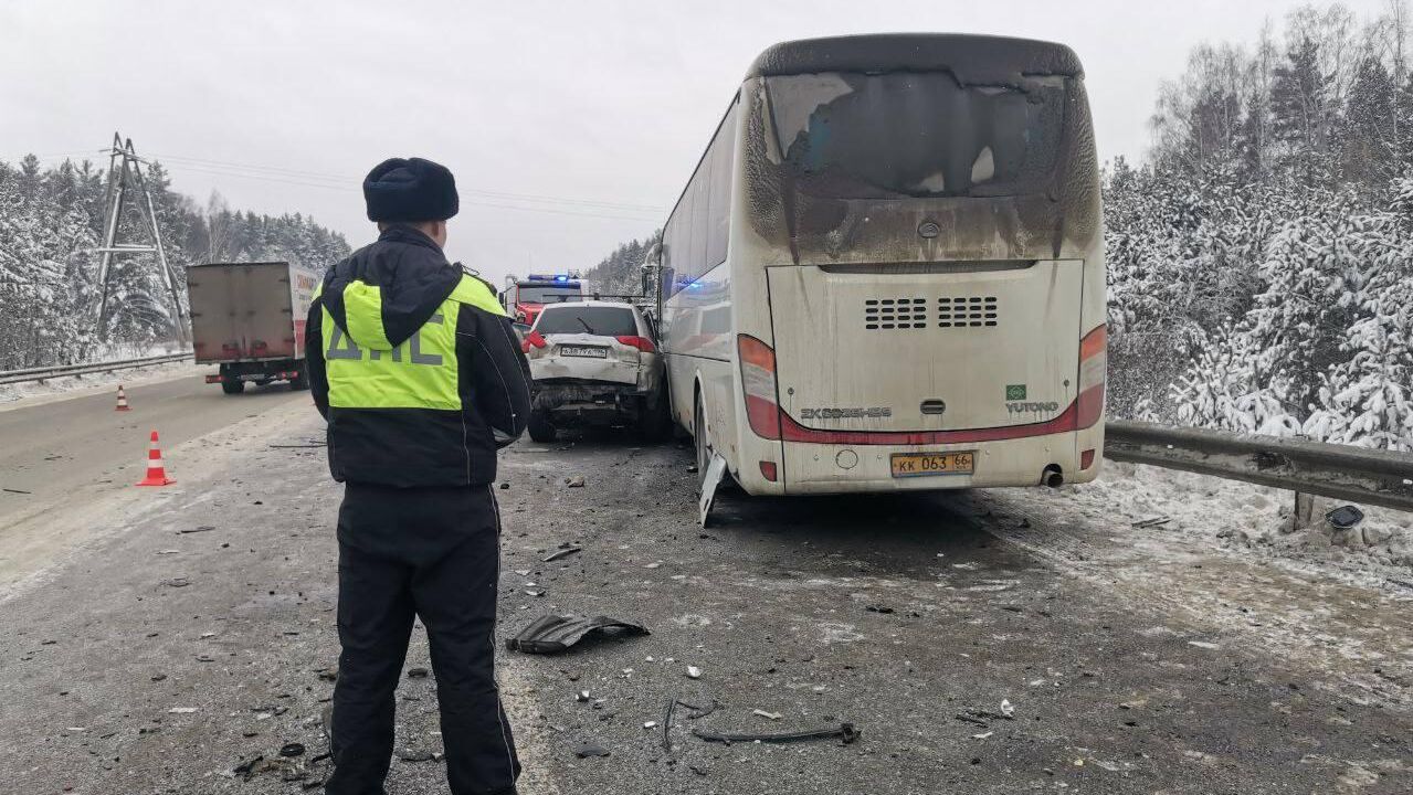 Последствия ДТП с двумя легковыми автомобилями и автобусом на дороге Екатеринбург-Реж-Алапаевск в Свердловской области. 18 декабря 2025 - РИА Новости, 1920, 18.12.2025