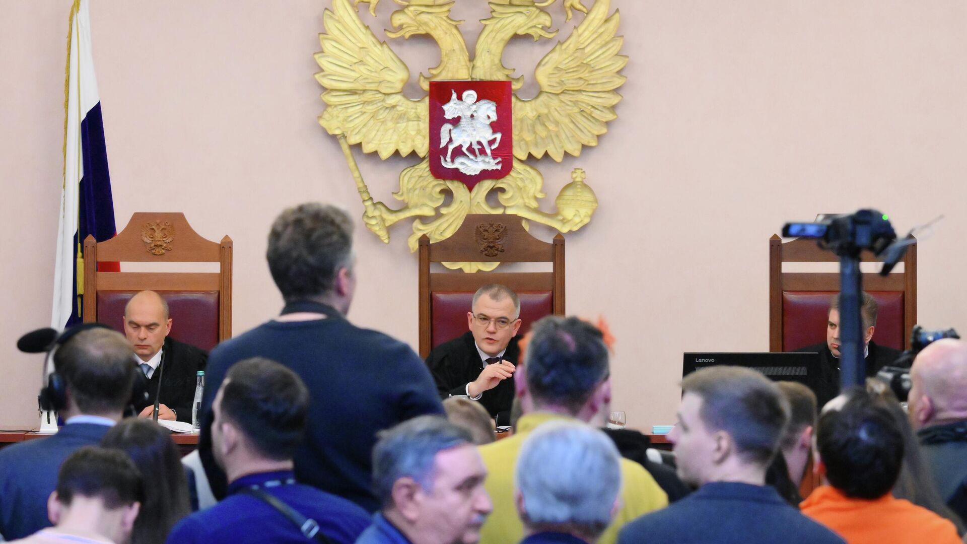 Судья Юрий Москаленко на заседании Верховного суда РФ. Суд рассматривает жалобу на решения нижестоящих судов по иску о признании недействительной сделки по продаже квартиры Ларисы Долиной Полине Лурье - РИА Новости, 1920, 23.12.2025