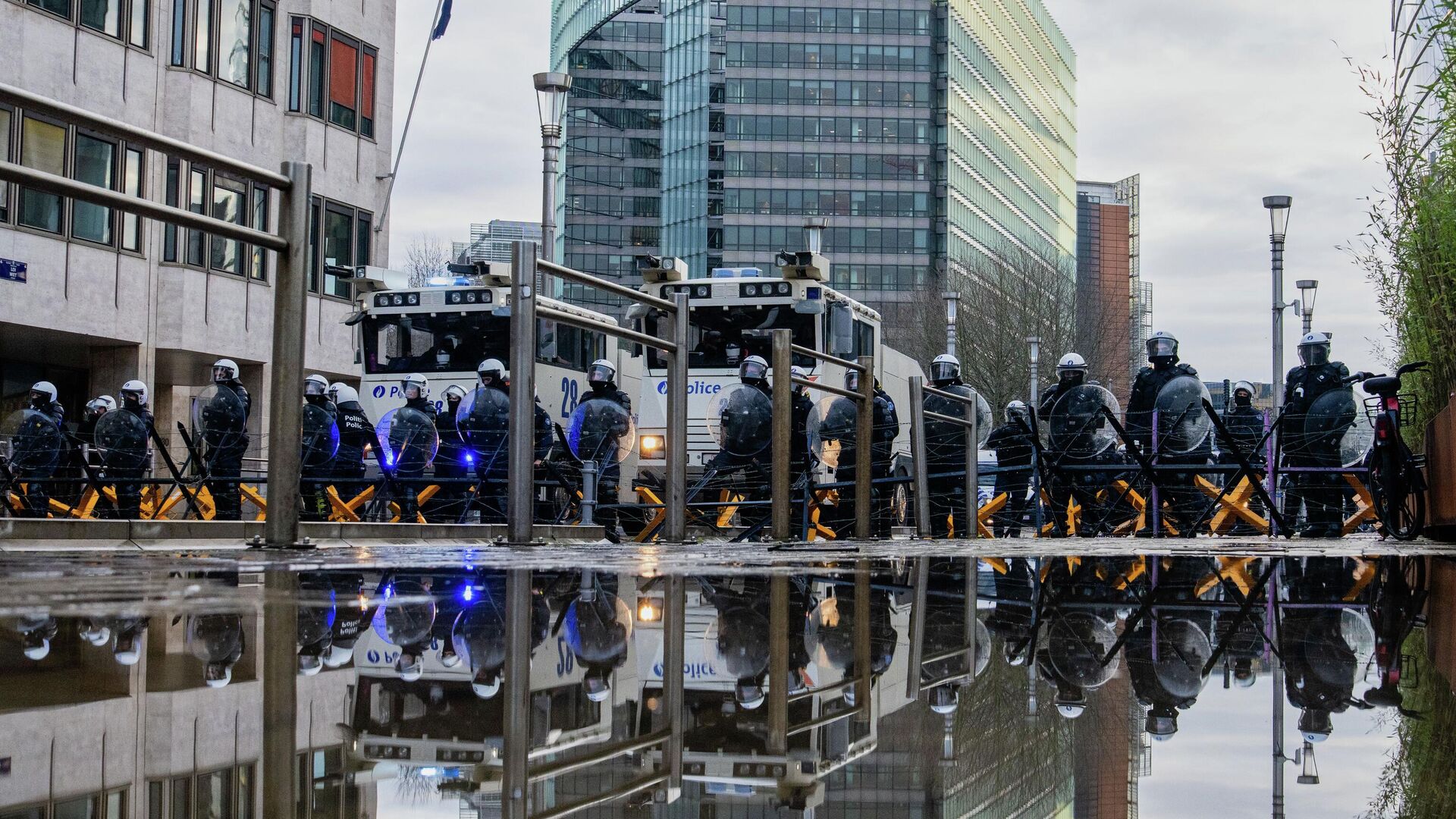 Полицейские во время саммита ЕС в Брюсселе - РИА Новости, 1920, 18.12.2025