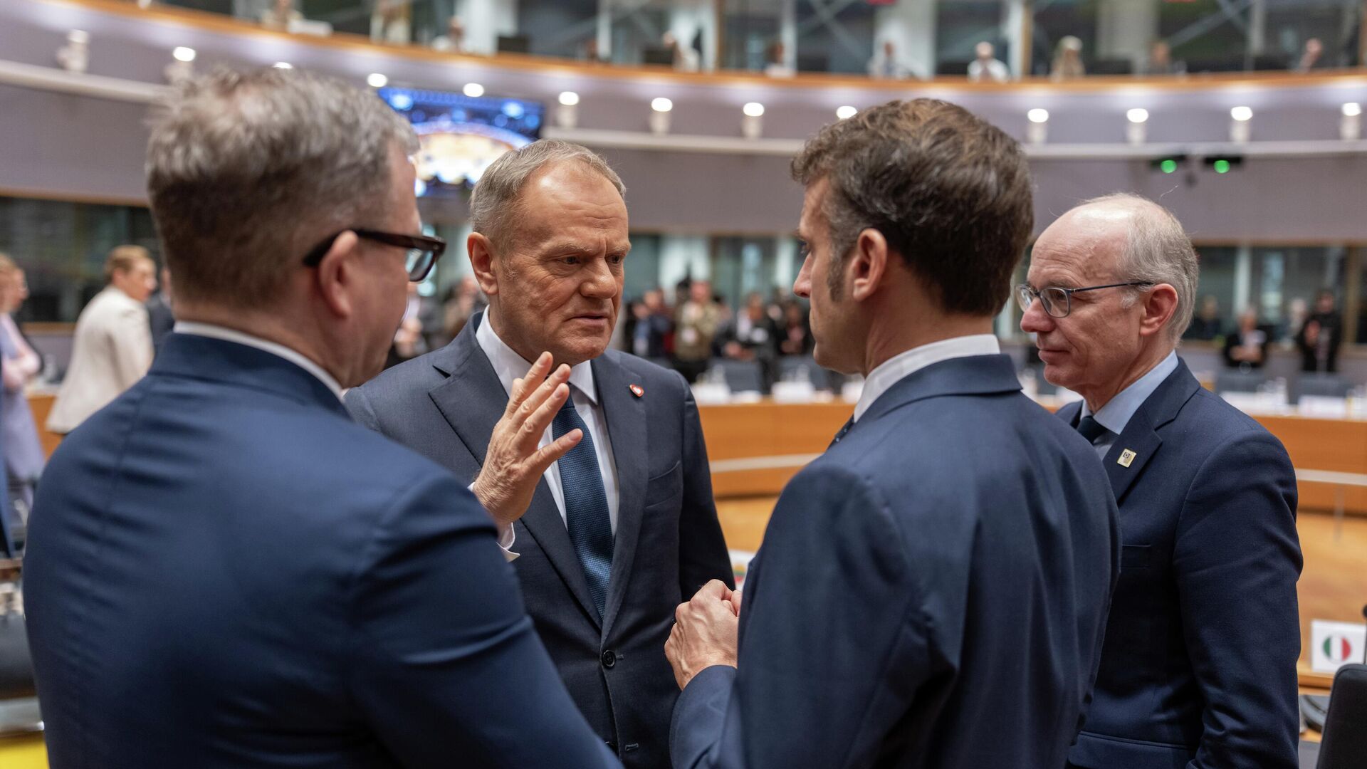 Дональд Туск и Эммануэль Макрон перед началом саммита ЕС в Брюсселе. 18 декабря 2025 - РИА Новости, 1920, 18.12.2025