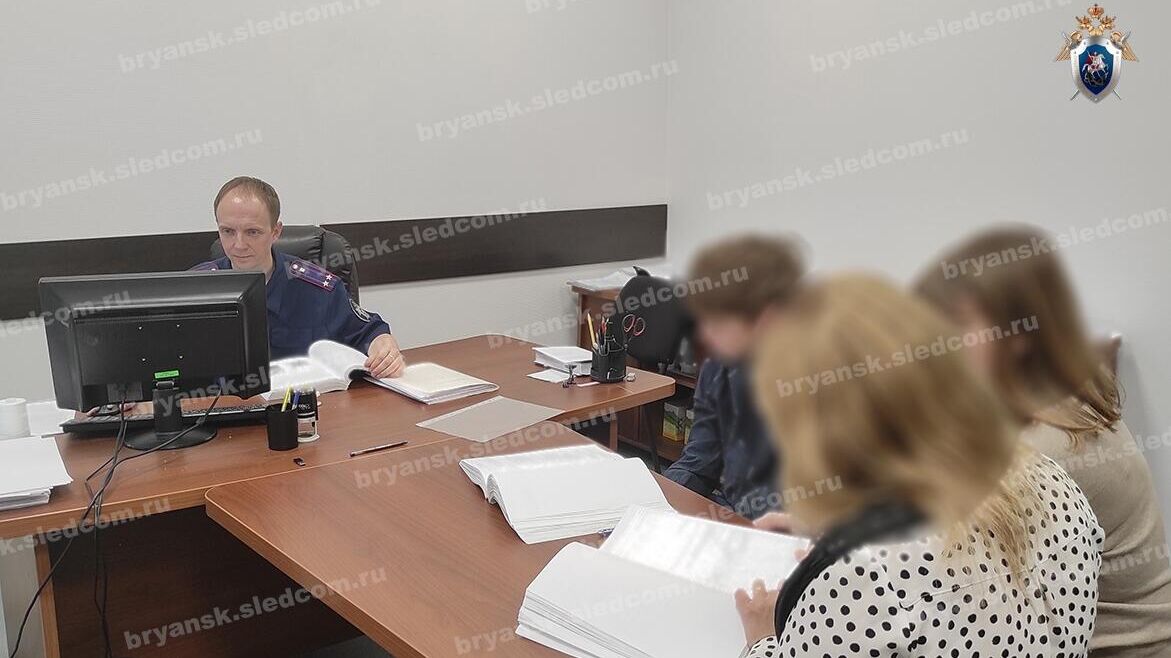 Подростки, обвиняемые в ложных звонках о минировании одного из крупных административных зданий в Советском районе Брянска Подростки, обвиняемые в ложных звонках о минировании одного из крупных административных зданий в Советском районе Брянска - РИА Новости, 1920, 18.12.2025