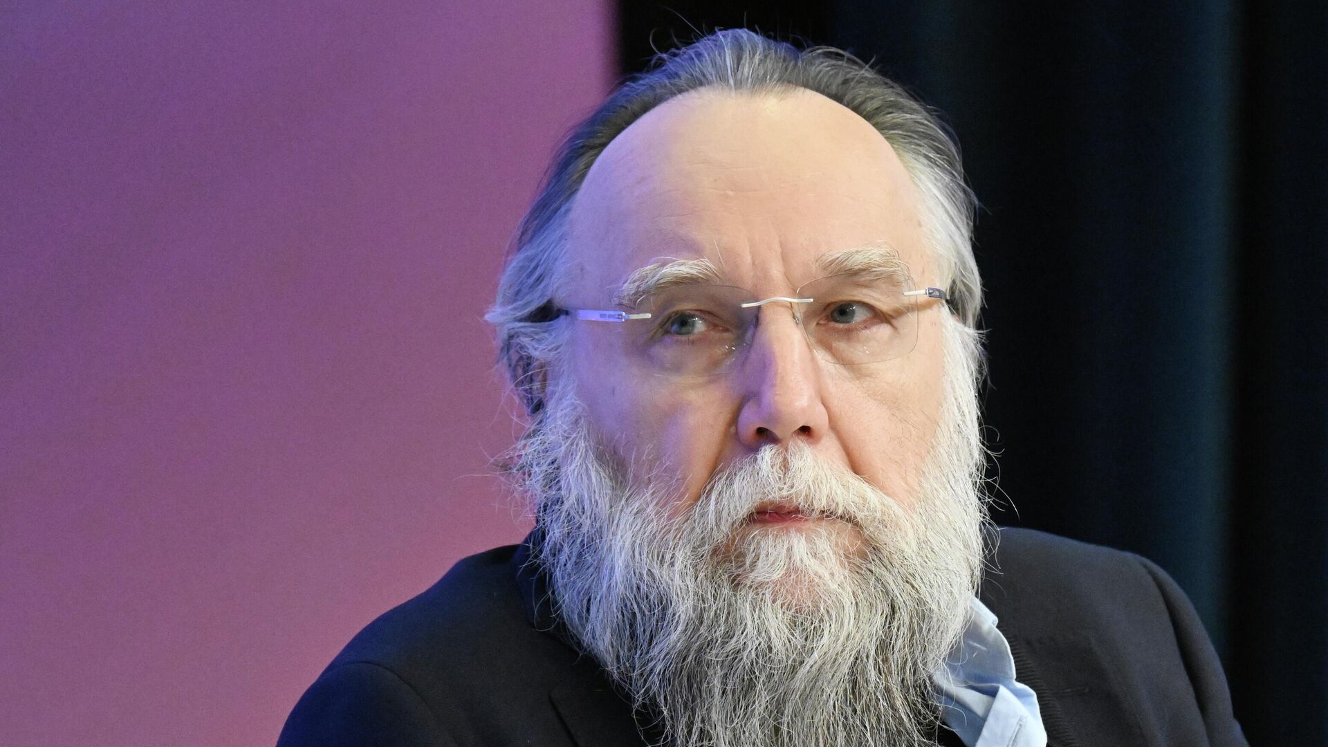 Философ Александр Дугин в Международном мультимедийном пресс-центре медиагруппы Россия сегодня на панельной дискуссии Как остановить украинский неонацизм. 18 декабря 2025 - РИА Новости, 1920, 18.12.2025