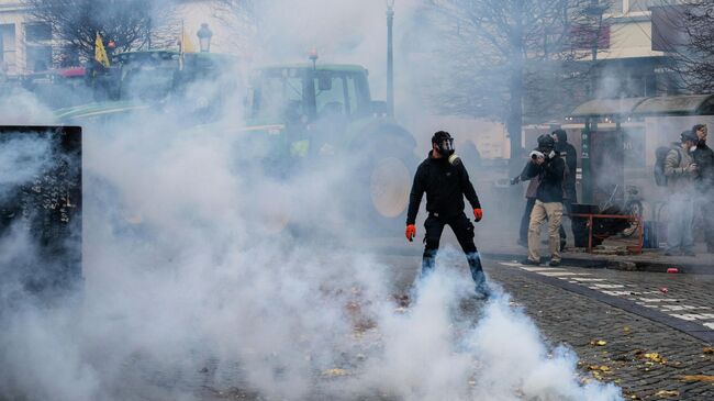 Полиция применила слезоточивый газ, пытаясь разогнать фермеров