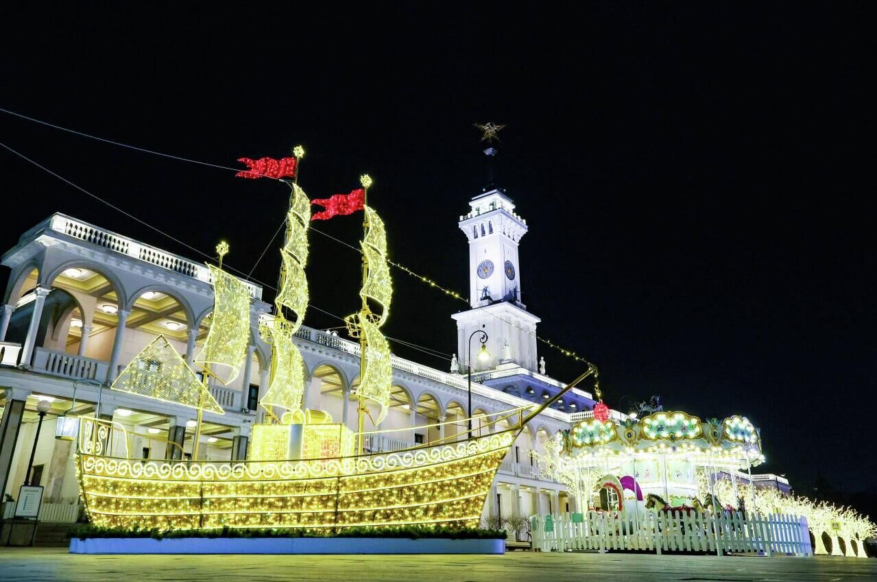 Сказочный фрегат на Северном вокзале (2025) - РИА Новости, 1920, 22.12.2025