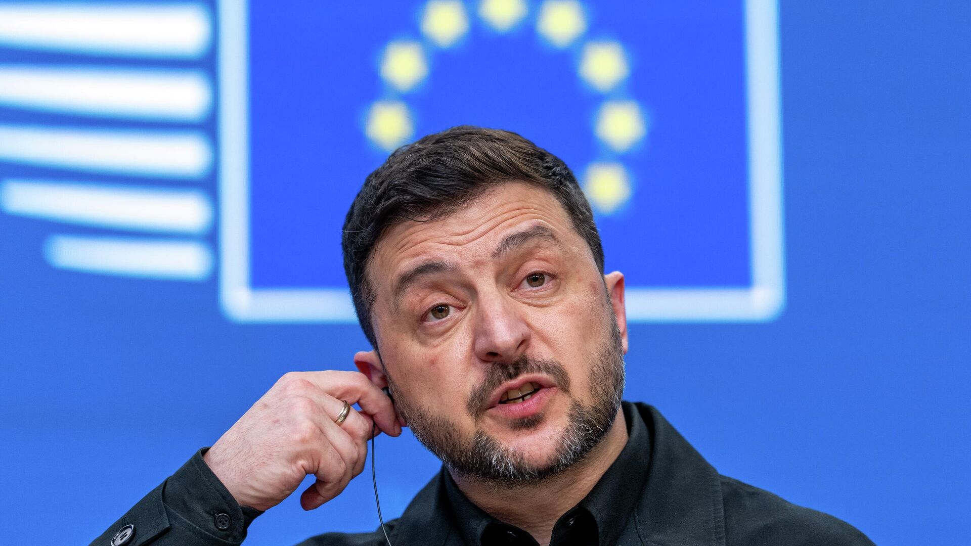 Владимир Зеленский во время саммита ЕС в Брюсселе Владимир Зеленский во время саммита ЕС в Брюсселе - РИА Новости, 1920, 18.12.2025