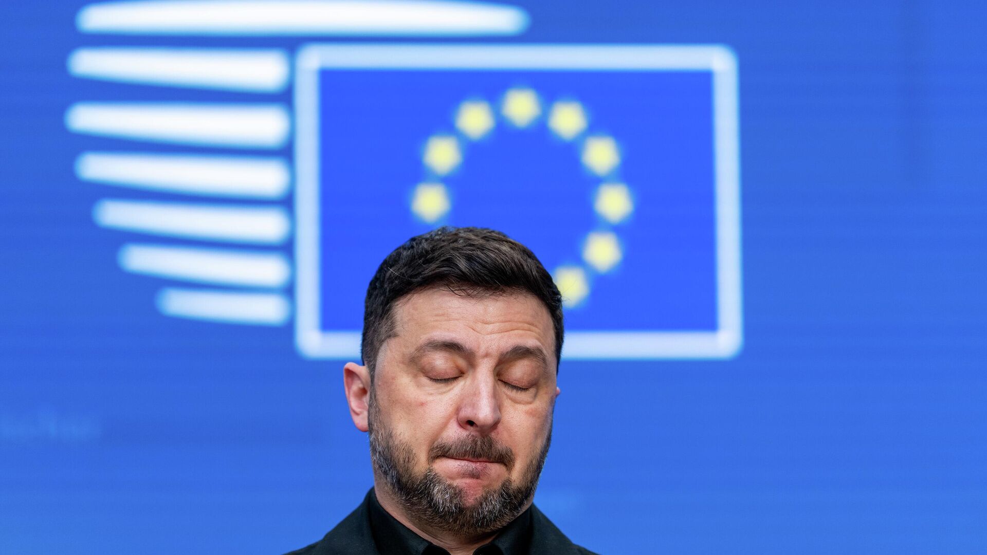 Владимир Зеленский во время саммита ЕС в Брюсселе - РИА Новости, 1920, 18.12.2025