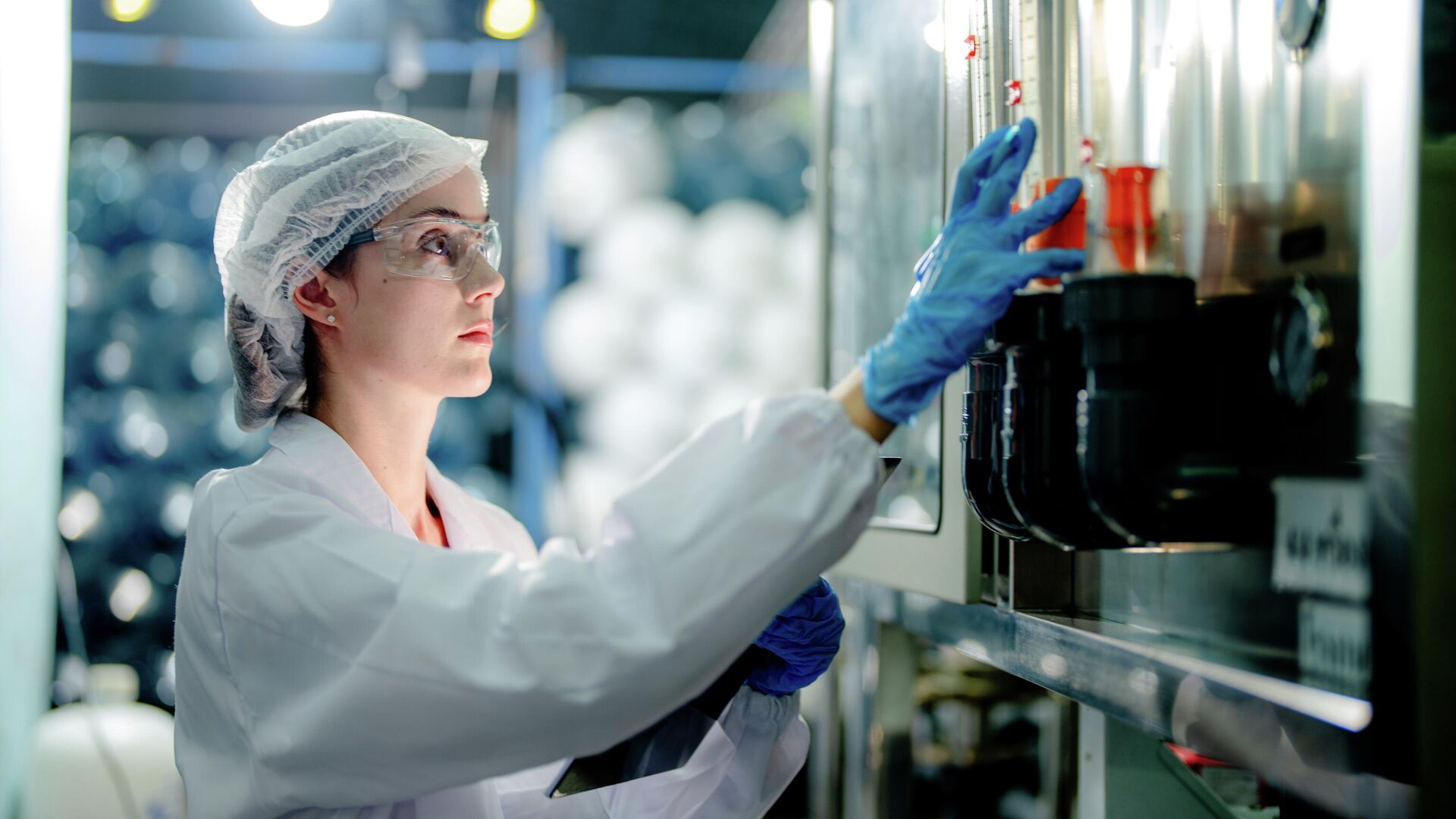 Молодая женщина-ученый в лаборатории  - РИА Новости, 1920, 18.12.2025
