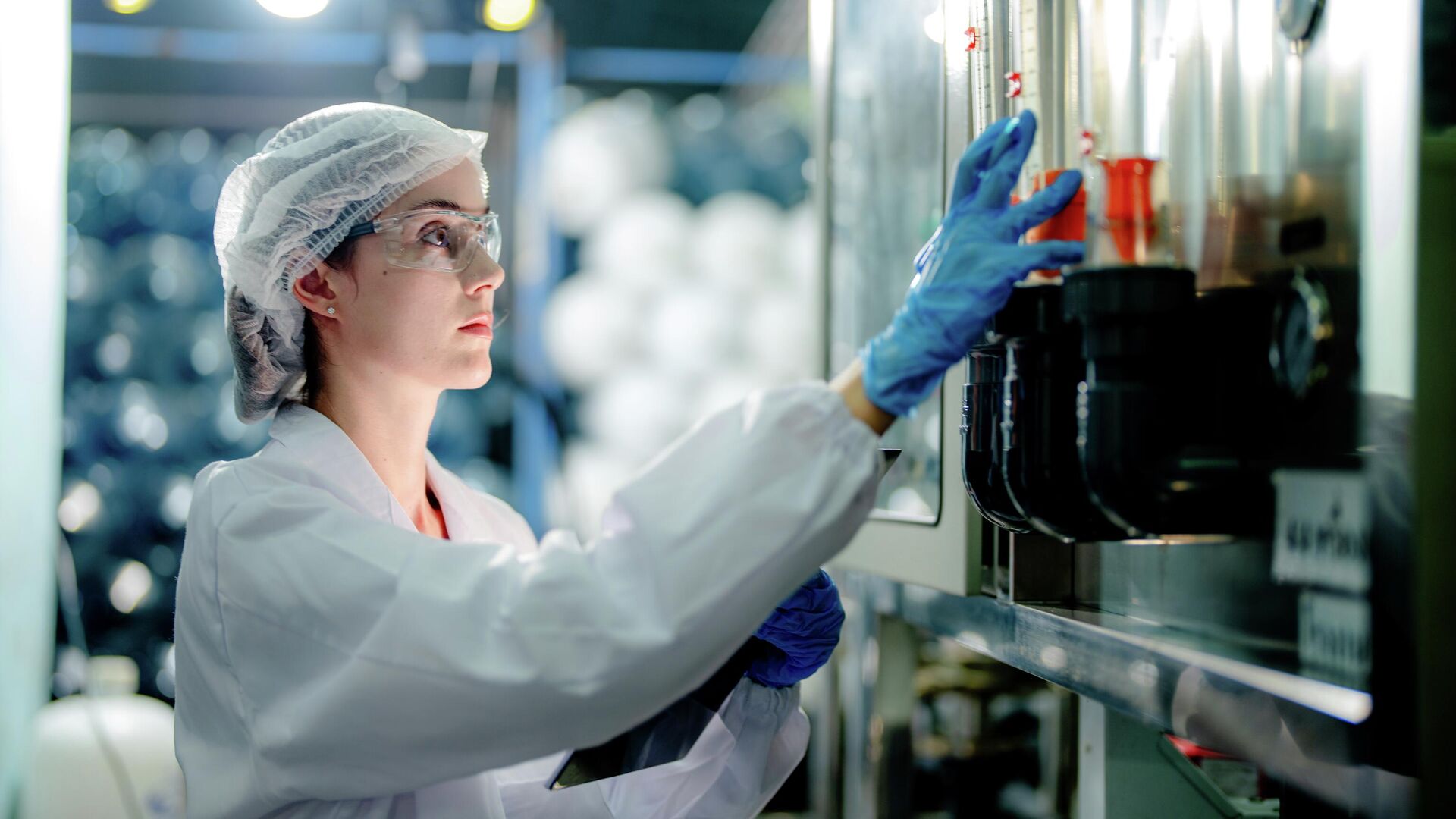Молодая женщина-ученый в лаборатории  - РИА Новости, 1920, 18.12.2025