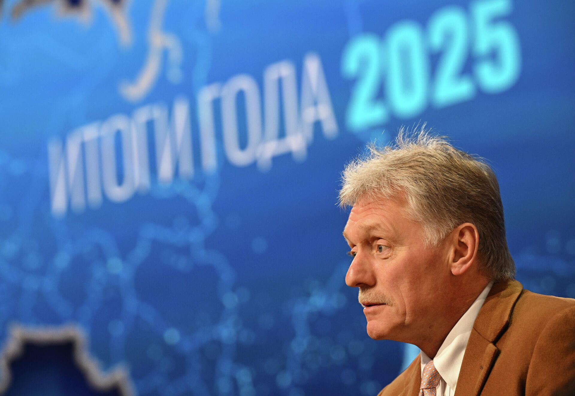 Пресс-секретарь президента РФ Дмитрий Песков во время подготовки площадки для прямой линии и пресс-конференции президента РФ Владимира Путина