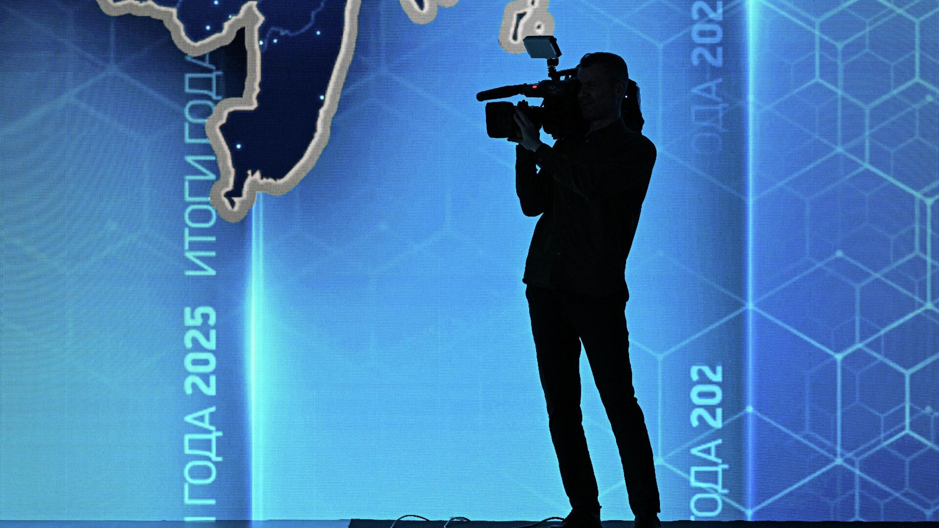 Подготовка площадки для прямой линии и пресс-конференции президента РФ Владимира Путина - РИА Новости, 1920, 19.12.2025