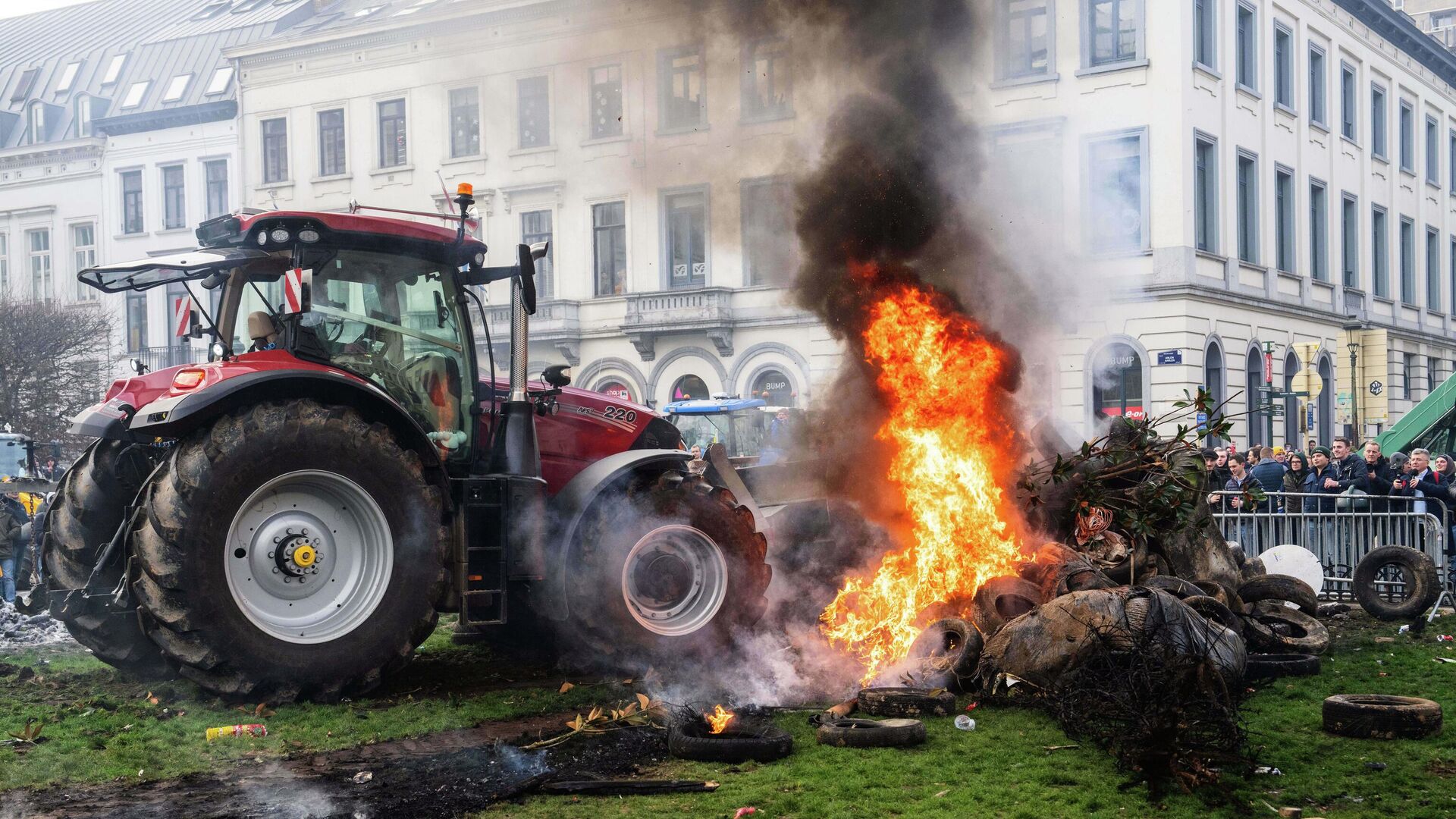 Протестующие жгут шины во время демонстрации европейских фермеров возле саммита ЕС в Брюсселе - РИА Новости, 1920, 18.12.2025