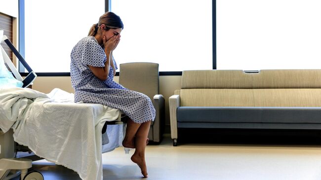 Женщина в послеродовой палате