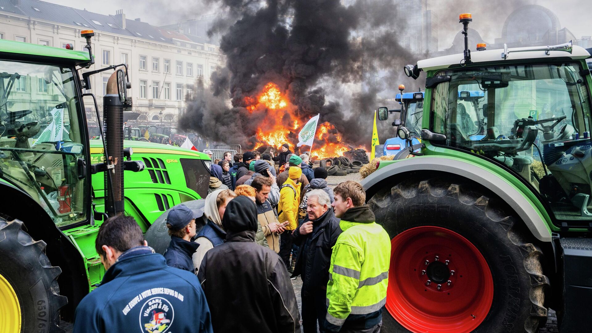 Акция протеста фермеров во время проведения саммита ЕС в Брюсселе - РИА Новости, 1920, 18.12.2025