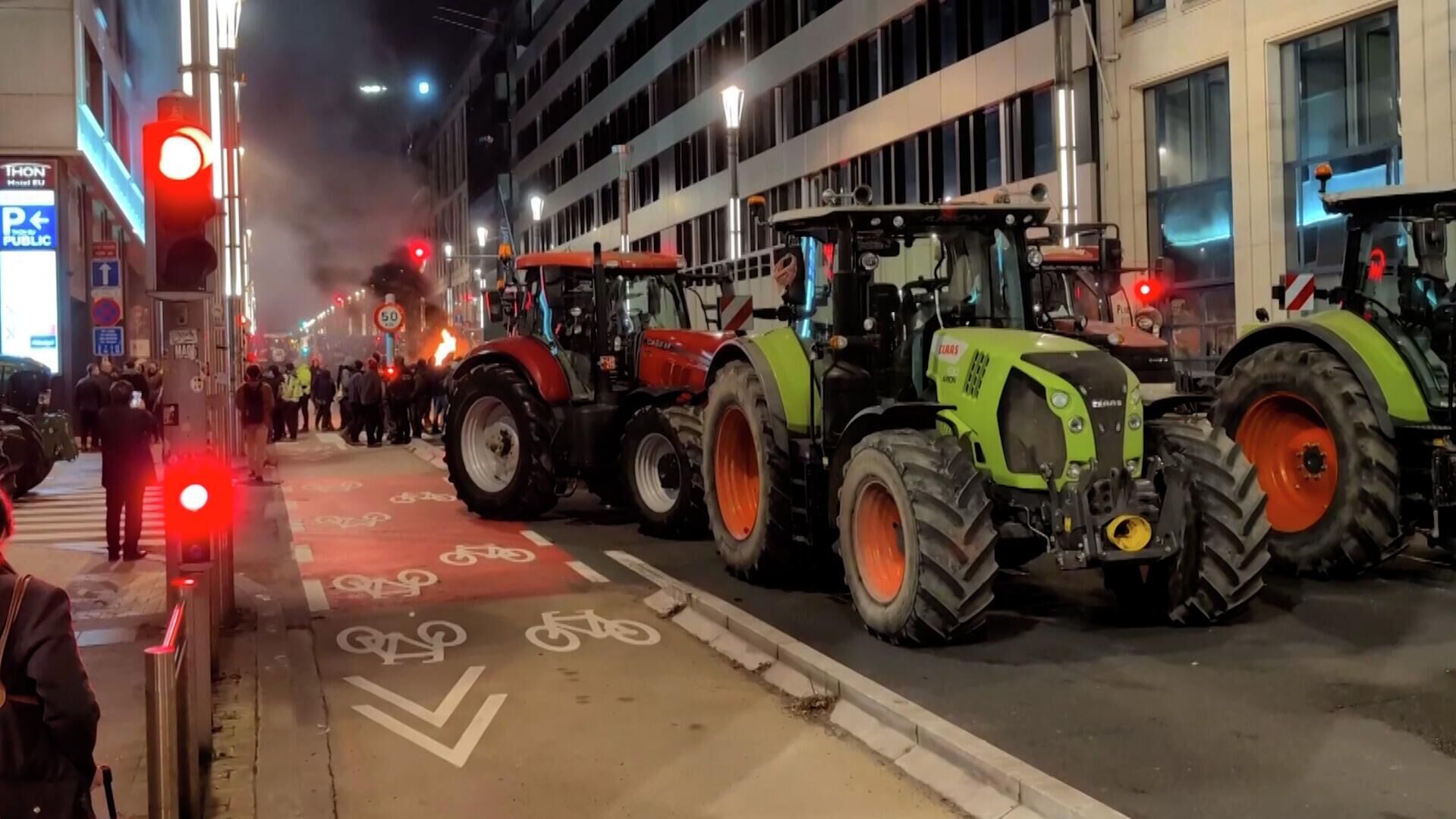 Столкновениях между протестующими фермерами и полицией в Брюсселе - РИА Новости, 1920, 18.12.2025