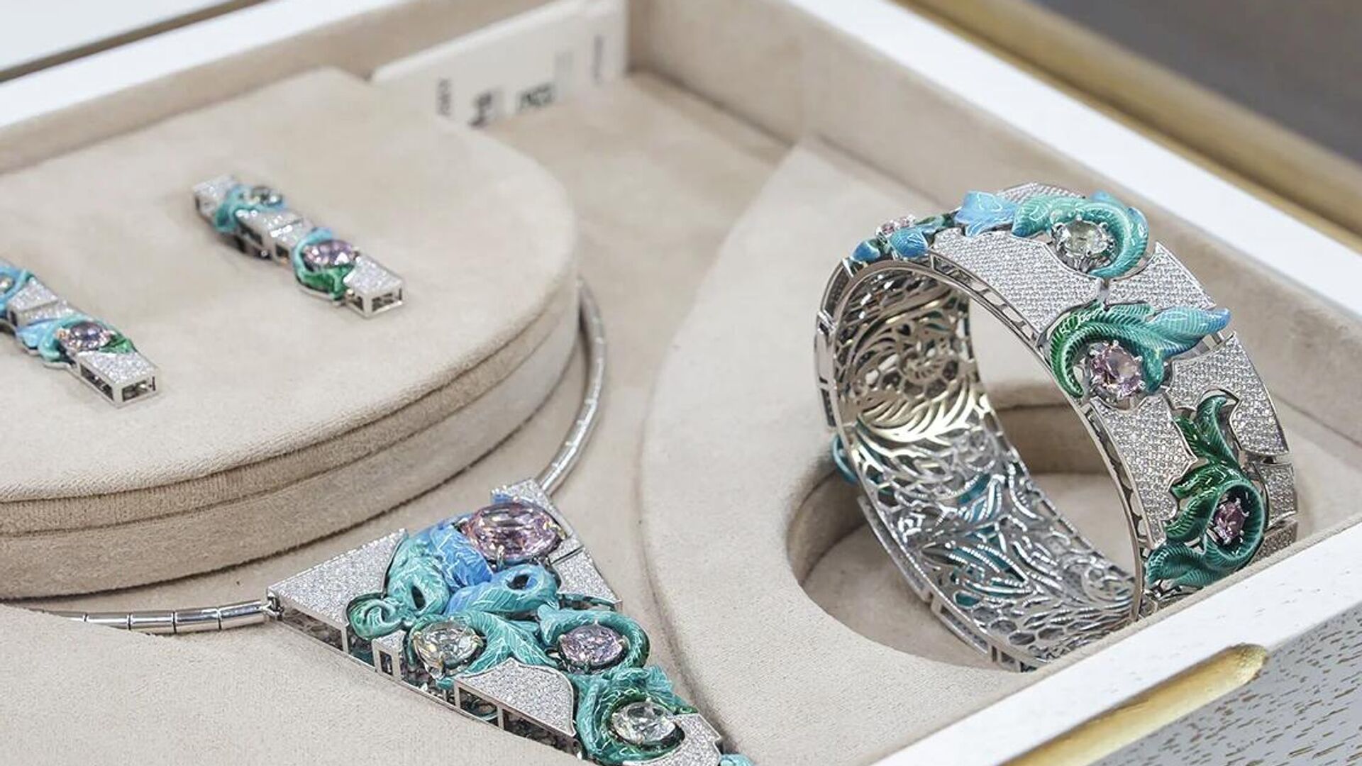 Выставка Ювелирная сказка от Костромской Снегурочки открылась в России Выставка Ювелирная сказка от Костромской Снегурочки открылась в России - РИА Новости, 1920, 18.12.2025