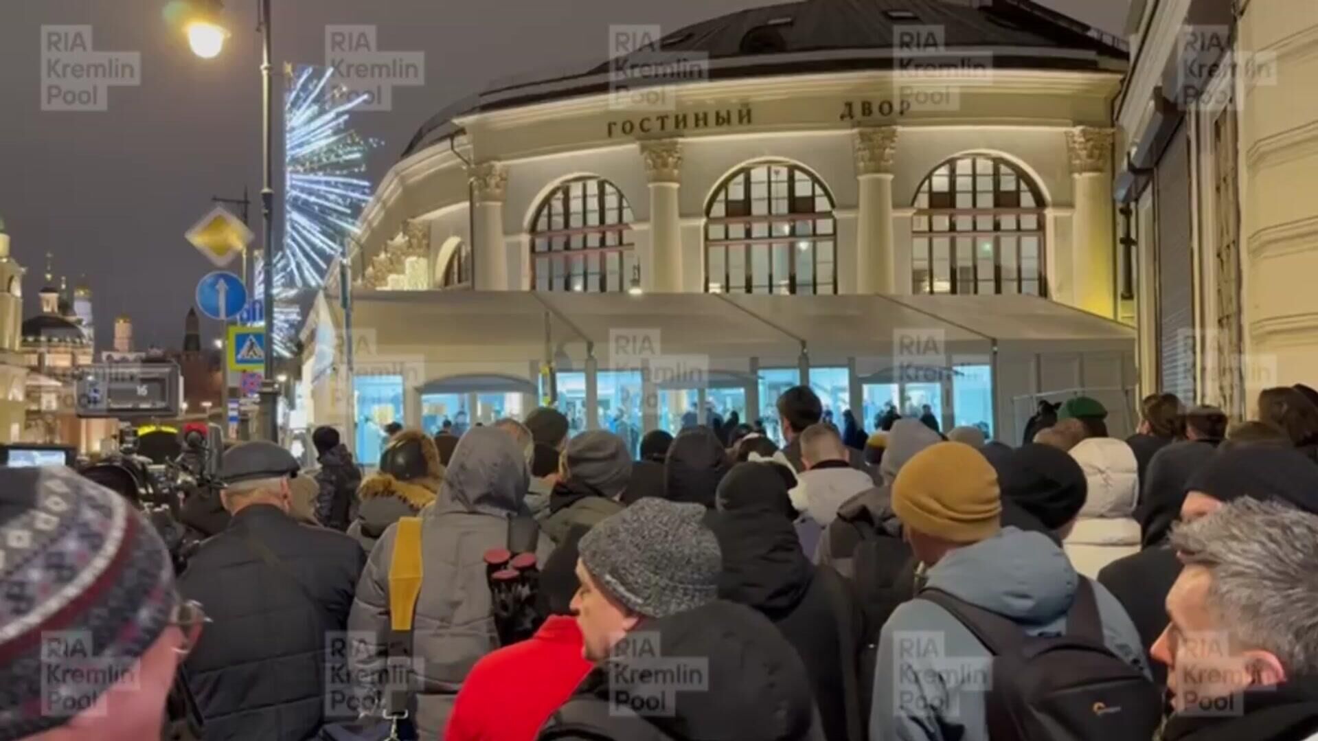 Очередь из журналистов у входа в Гостиный двор - РИА Новости, 1920, 19.12.2025