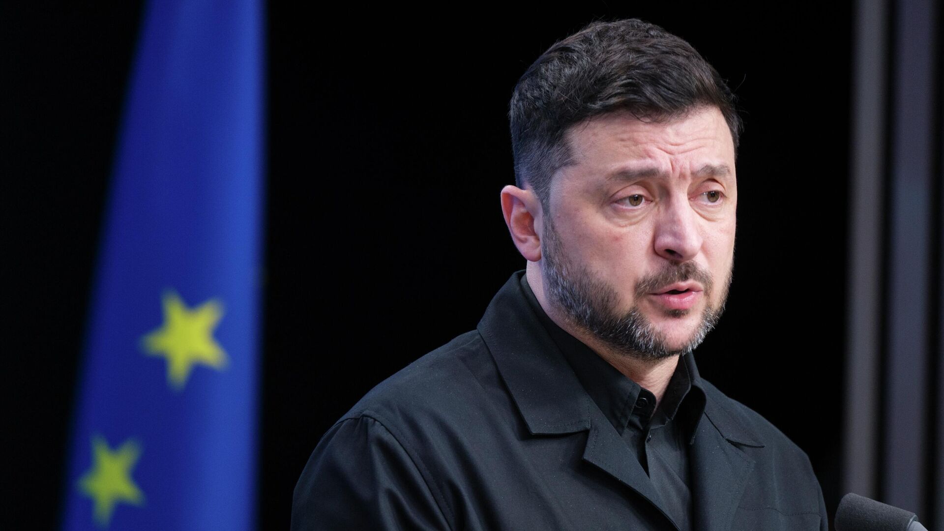 Владимир Зеленский во время саммита ЕС в Брюсселе - РИА Новости, 1920, 19.12.2025