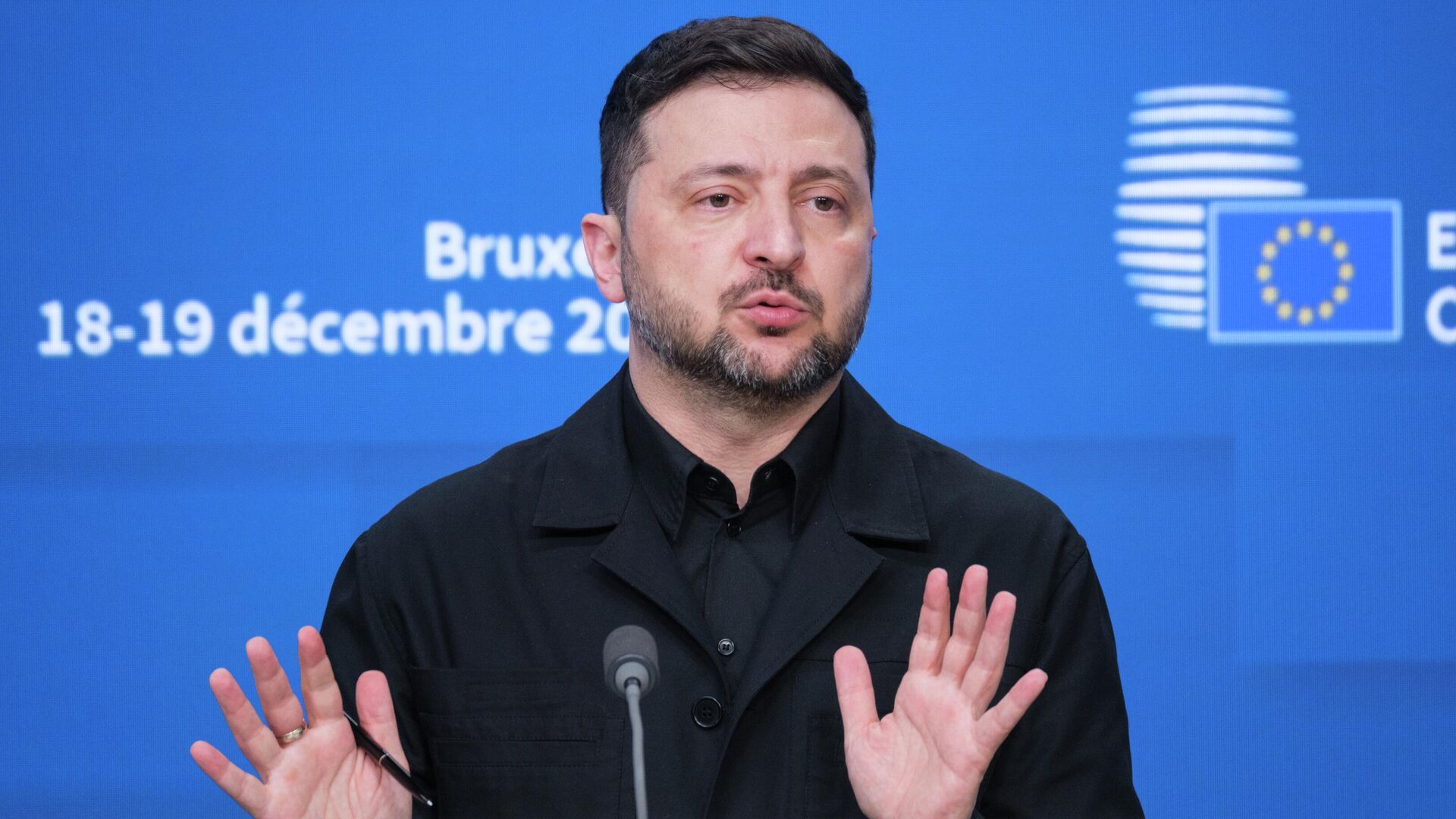 Владимир Зеленский во время саммита ЕС в Брюсселе - РИА Новости, 1920, 19.12.2025