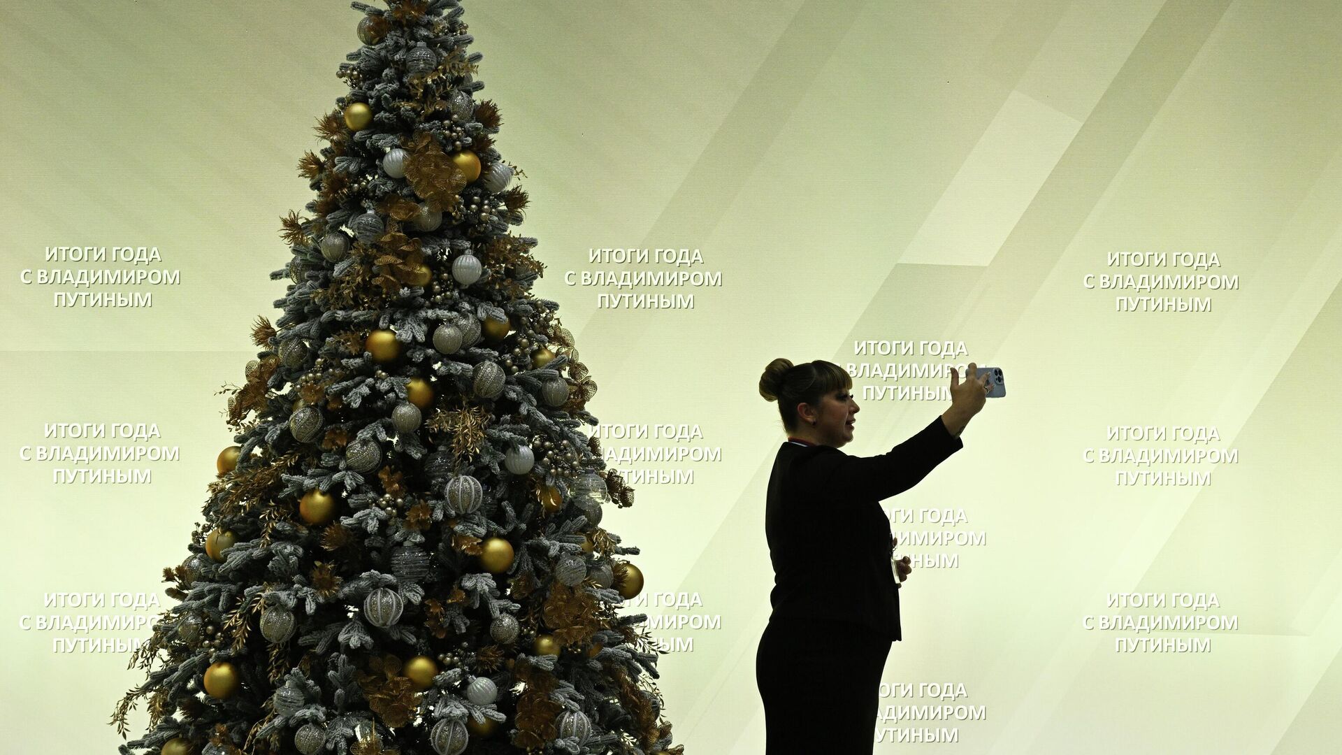 Журналистка перед началом прямой линии и пресс-конференции президента России Владимира Путина - РИА Новости, 1920, 19.12.2025