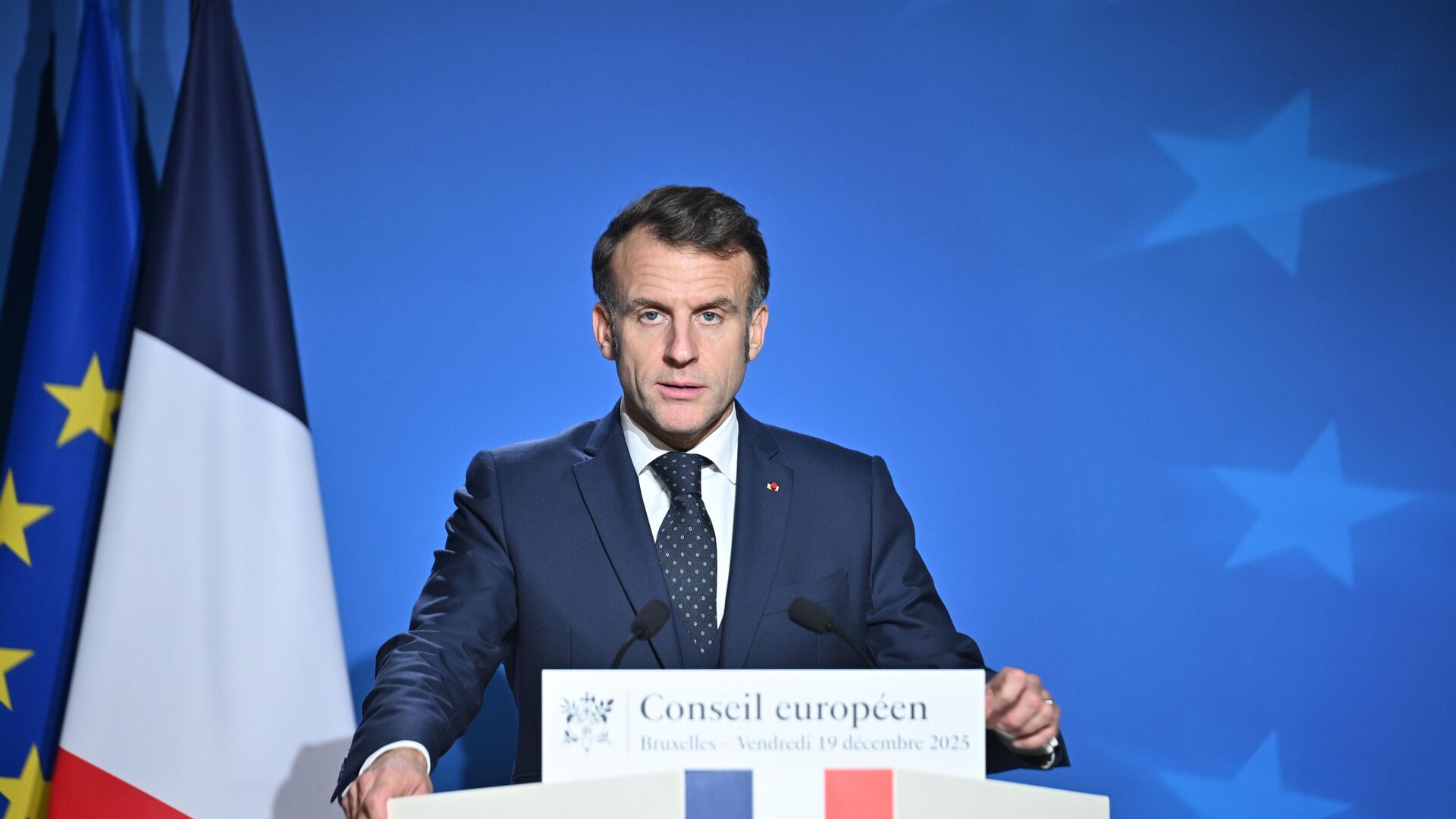 Президент Франции Эммануэль Макрон во время пресс-конференции по итогам саммита ЕС в Брюсселе, Бельгия. 19 декабря 2025 - РИА Новости, 1920, 19.12.2025