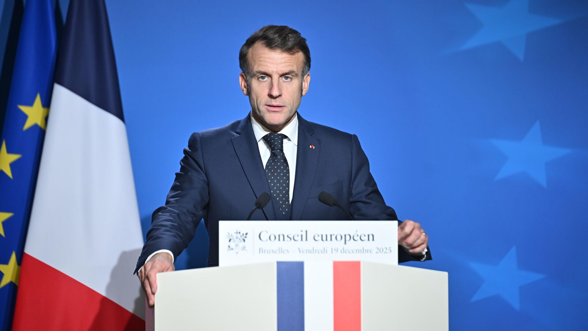 Президент Франции Эммануэль Макрон во время пресс-конференции по итогам саммита ЕС в Брюсселе, Бельгия. 19 декабря 2025 - РИА Новости, 1920, 19.12.2025