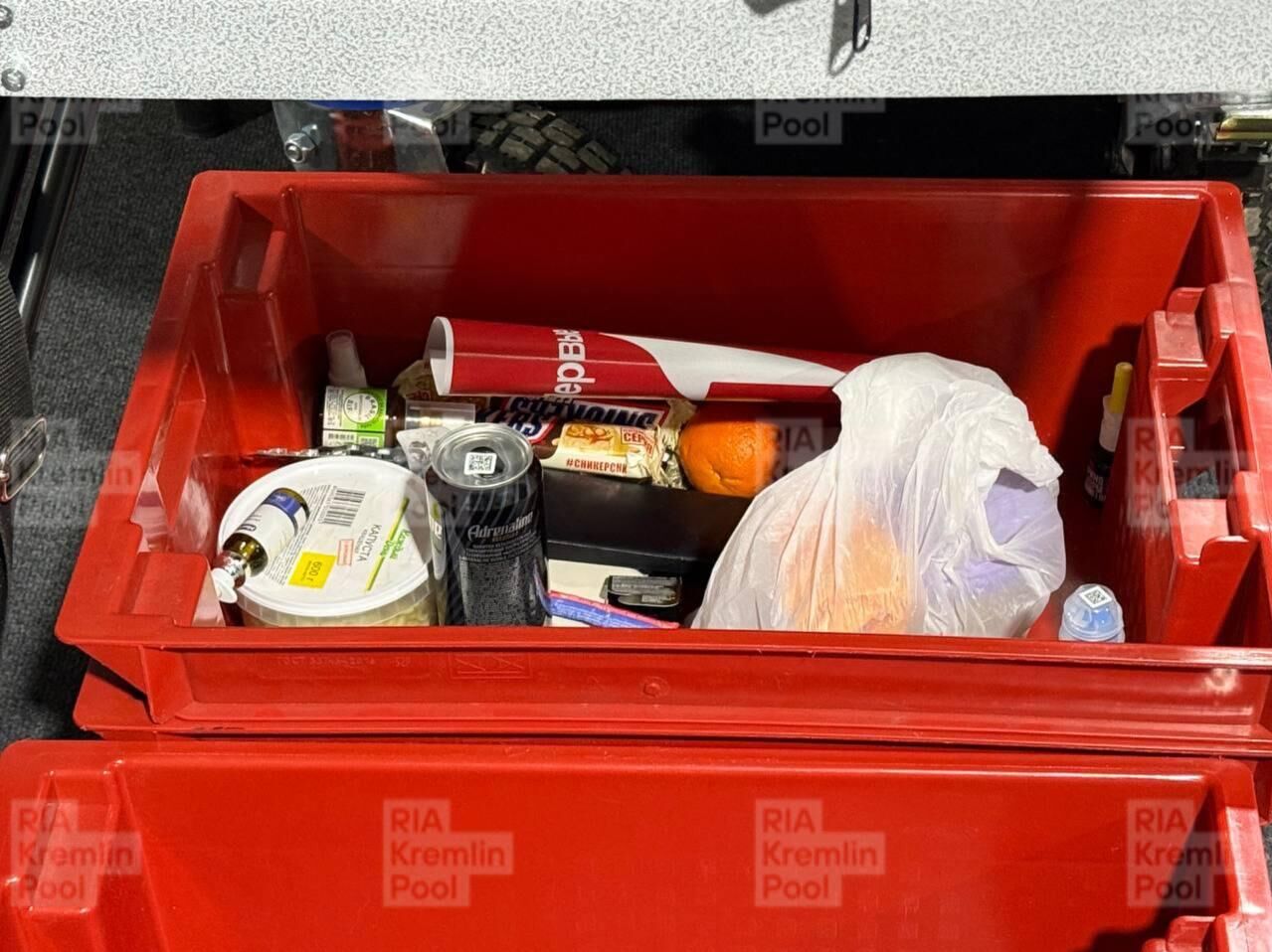 Корзина изъятых вещей у посетителей прямой линии президента России Владимира Путина - РИА Новости, 1920, 19.12.2025