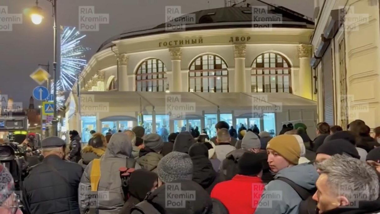 Посетители прямой линии Владимира Путина у входа в Гостиный двор - РИА Новости, 1920, 19.12.2025