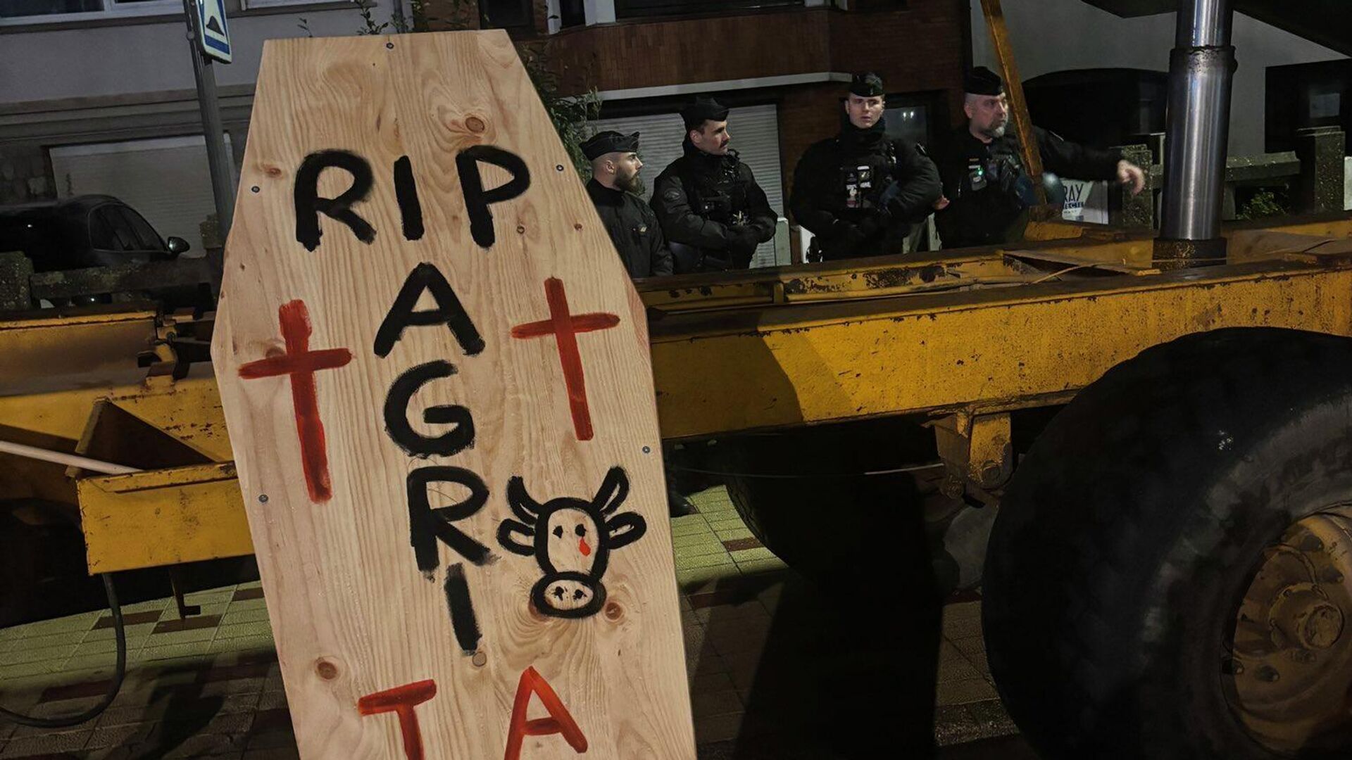 Акция протеста фермеров возле дома президента Франции Эммануэля Макрона - РИА Новости, 1920, 19.12.2025