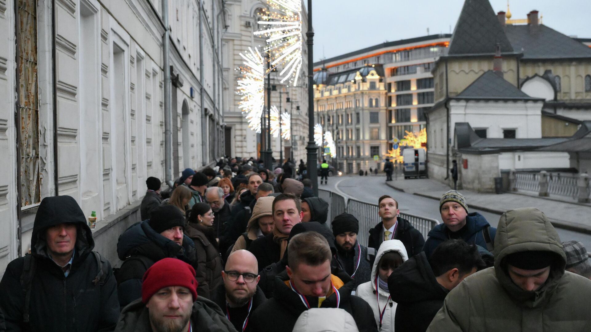 Люди стоят на вход в Гостиный двор перед началом прямой линии Владимира Путина - РИА Новости, 1920, 19.12.2025