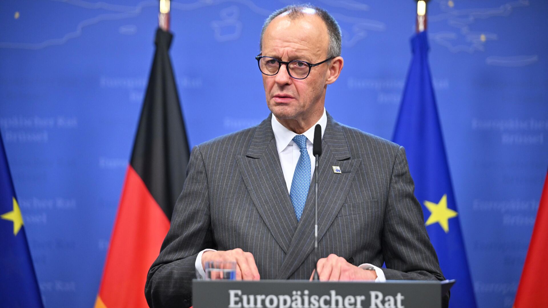 Канцлер Германии Фридрих Мерц во время пресс-конференции по итогам саммита ЕС в Брюсселе - РИА Новости, 1920, 19.12.2025