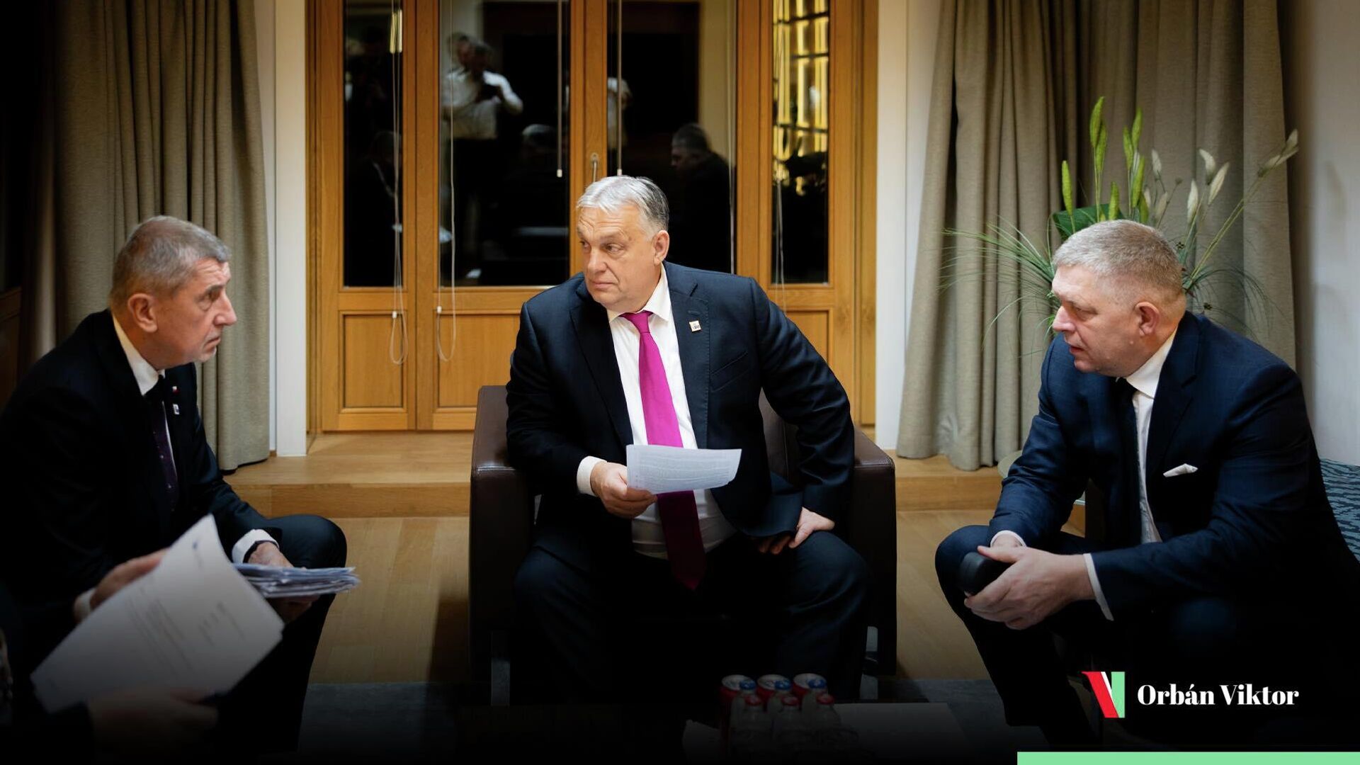 Премьер-министры Чехии и Словакии Андрей Бабиш и Роберт Фицо во время саммита ЕС в Брюсселе. 18 декабря 2025 - РИА Новости, 1920, 19.12.2025