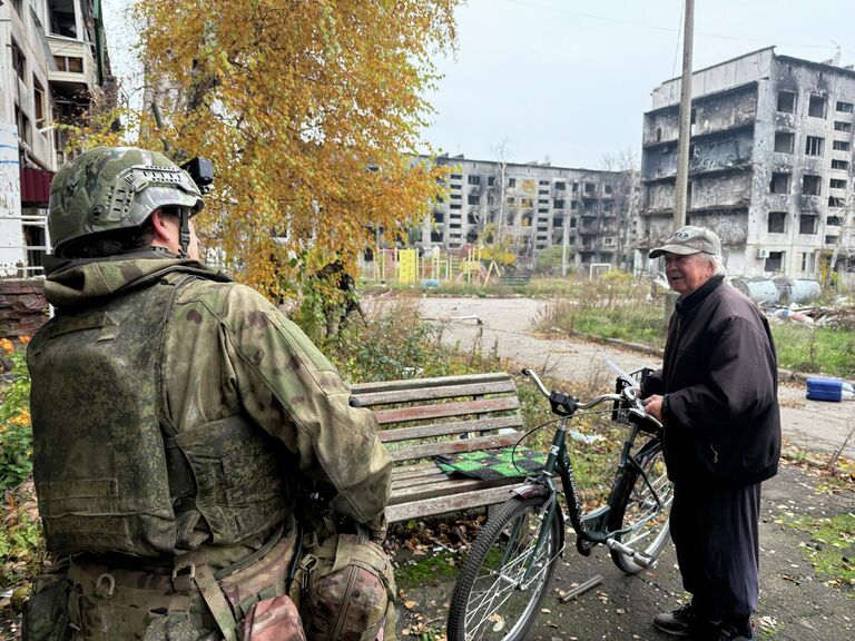 Военнослужащие Вооруженных сил РФ общаются с местными жителями в Красноармейске в ДНР