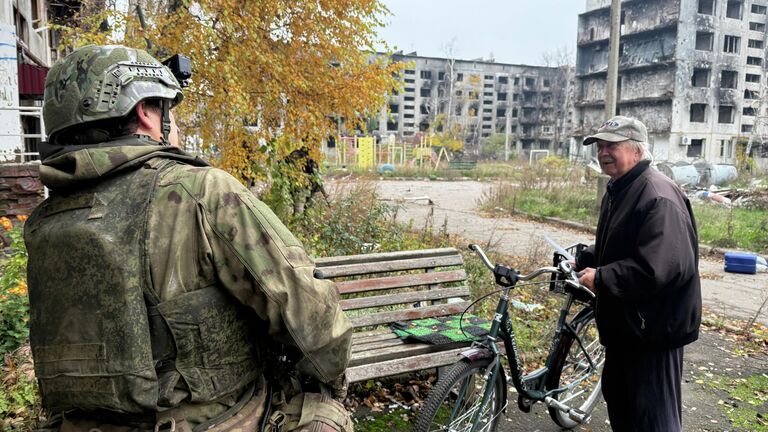 Военнослужащие Вооруженных сил РФ общаются с местными жителями в Красноармейске в ДНР