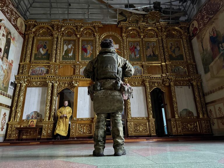 Военнослужащий Вооруженных сил РФ в храме в Красноармейске