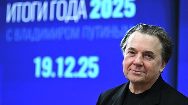 Генеральный директор Первого канала, продюсер Константин Эрнст перед началом прямой линии и пресс-конференции президента России Владимира Путина