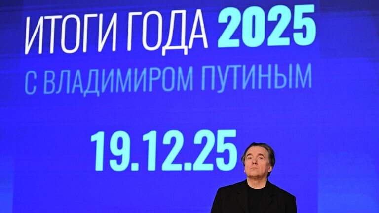 Генеральный директор Первого канала, продюсер Константин Эрнст перед началом прямой линии и пресс-конференции президента РФ Владимира Путина