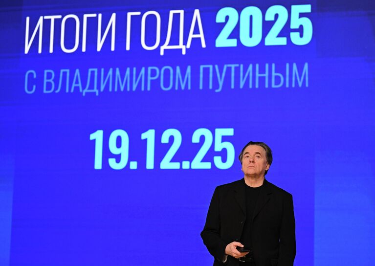 Генеральный директор Первого канала, продюсер Константин Эрнст перед началом прямой линии и пресс-конференции президента РФ Владимира Путина