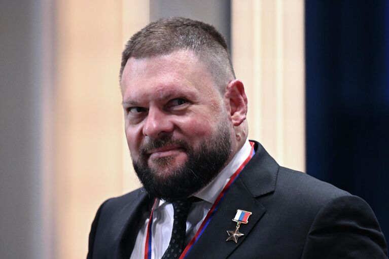 Военный корреспондент, заместитель генерального директора ВГТРК Евгений Поддубный перед началом прямой линии и пресс-конференции президента РФ Владимира Путина