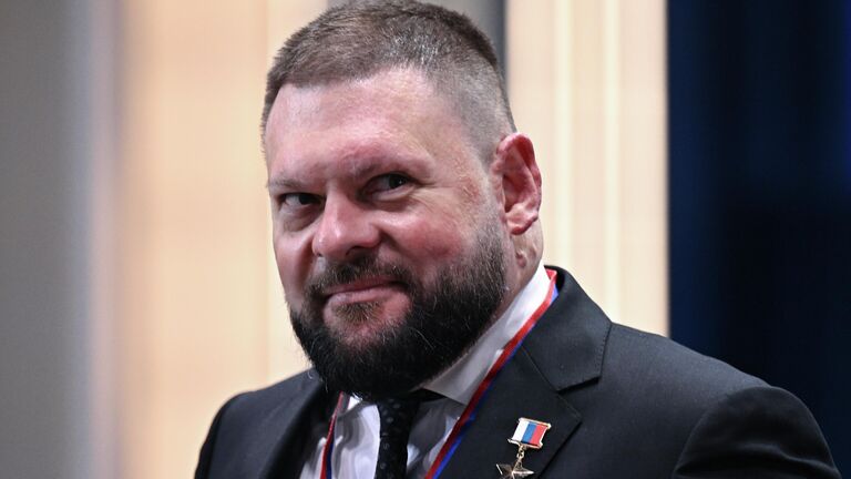 Военный корреспондент, заместитель генерального директора ВГТРК Евгений Поддубный перед началом прямой линии и пресс-конференции президента РФ Владимира Путина