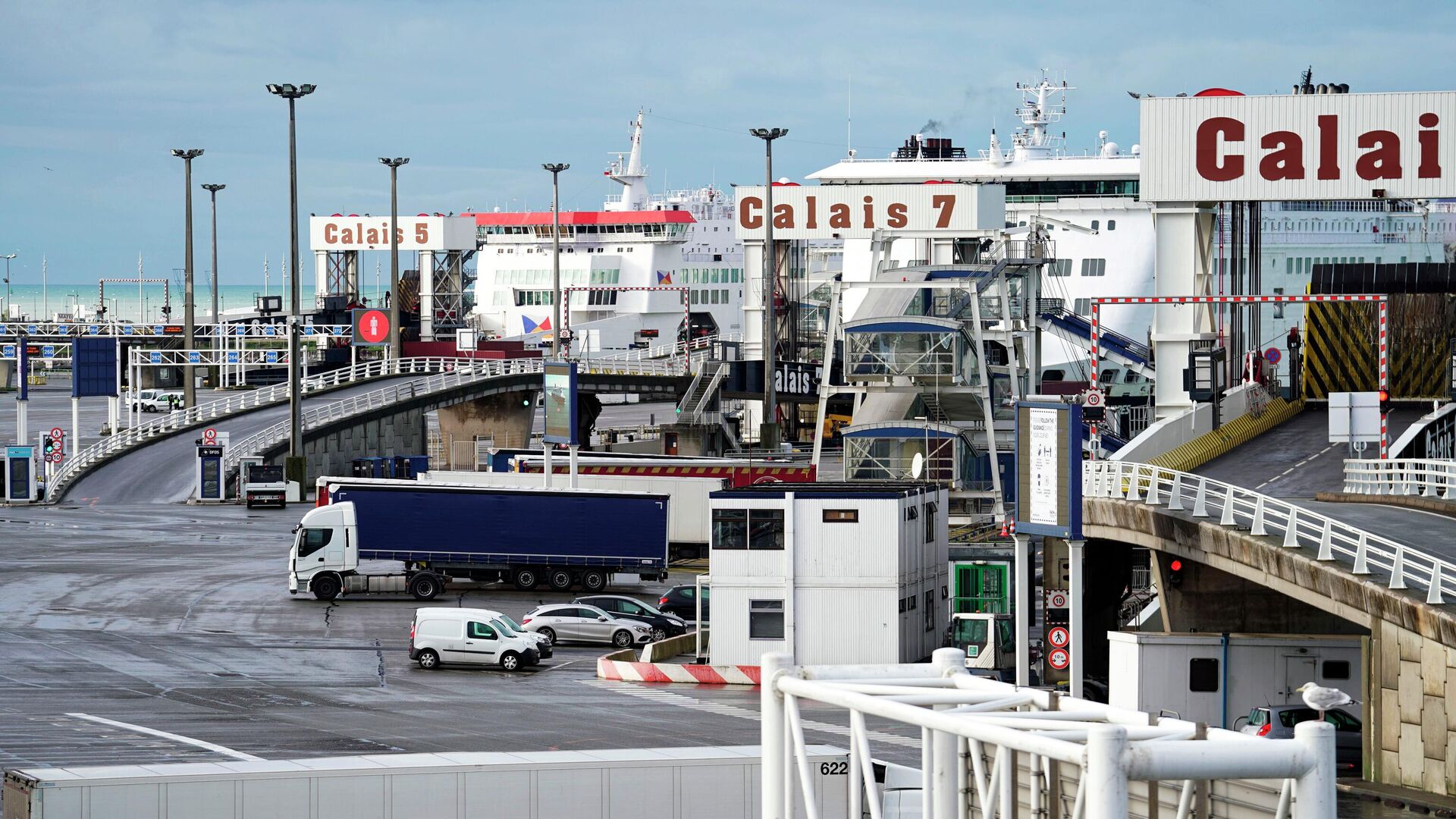 Грузовики у погрузочных мостов в порту Кале, Франция - РИА Новости, 1920, 19.12.2025