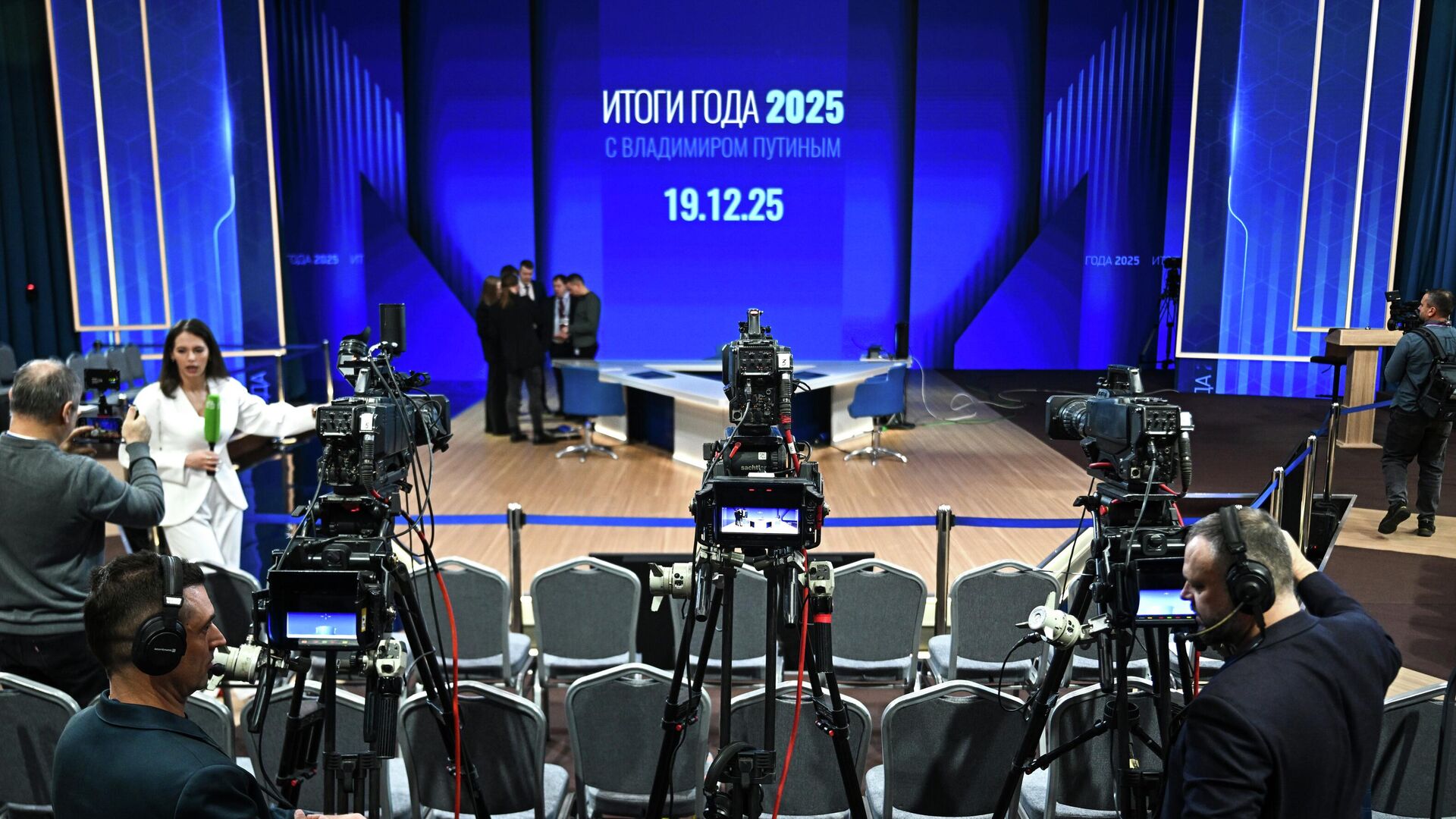 Журналисты перед началом прямой линии и пресс-конференции президента РФ Владимира Путина - РИА Новости, 1920, 19.12.2025